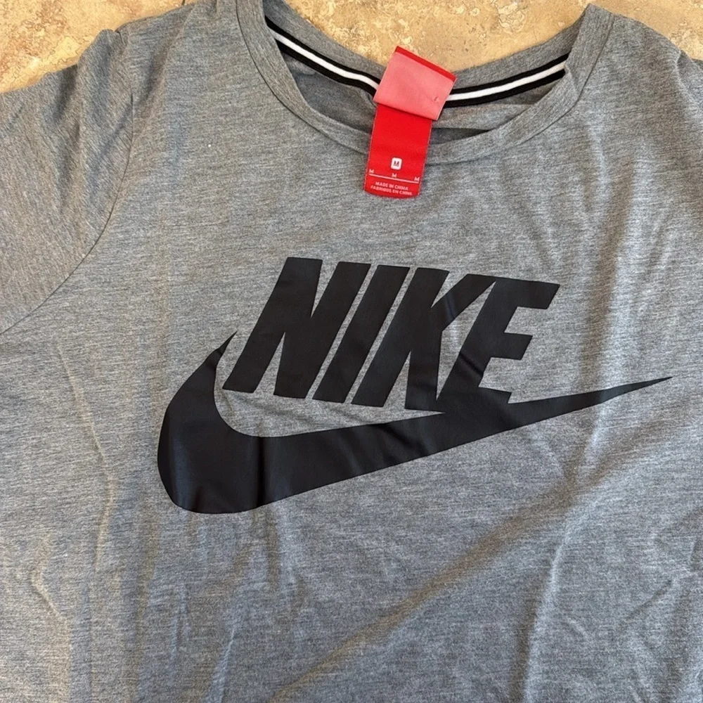 Women’s Nike T shirt NWOT MEDIUM Grey